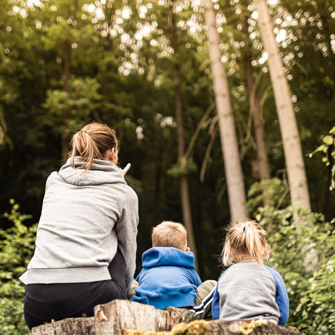 Bild: Mutter und zwei Kinder im Wald